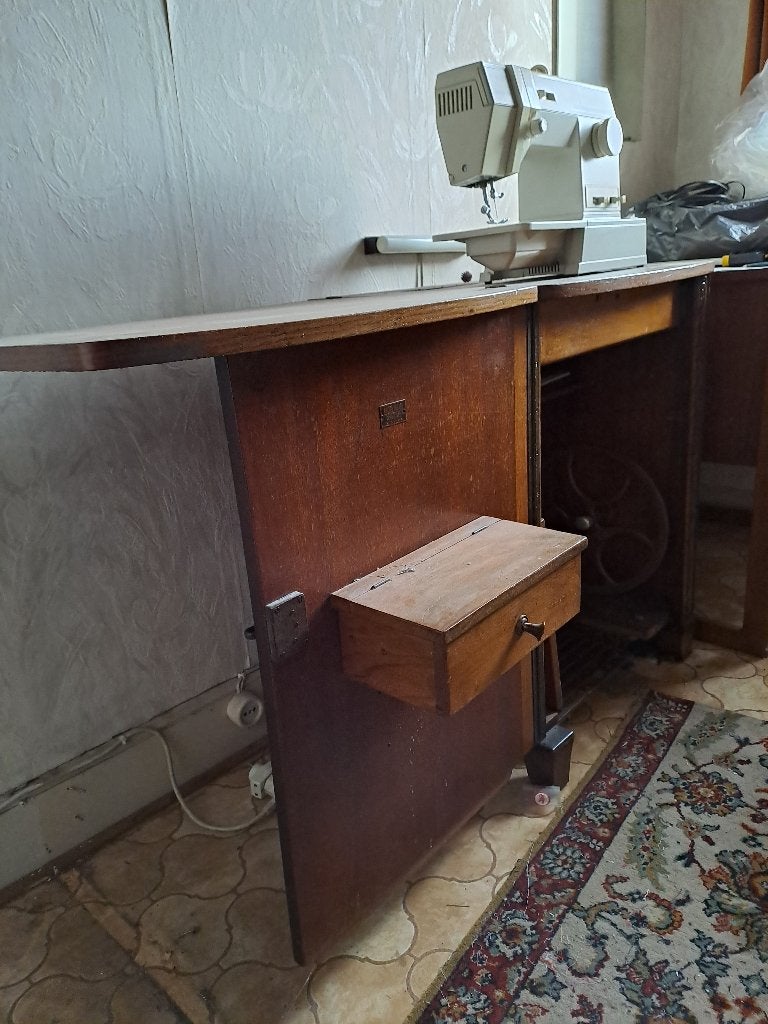 Vintage naaimachine meubel, Antiek en Kunst, Ophalen