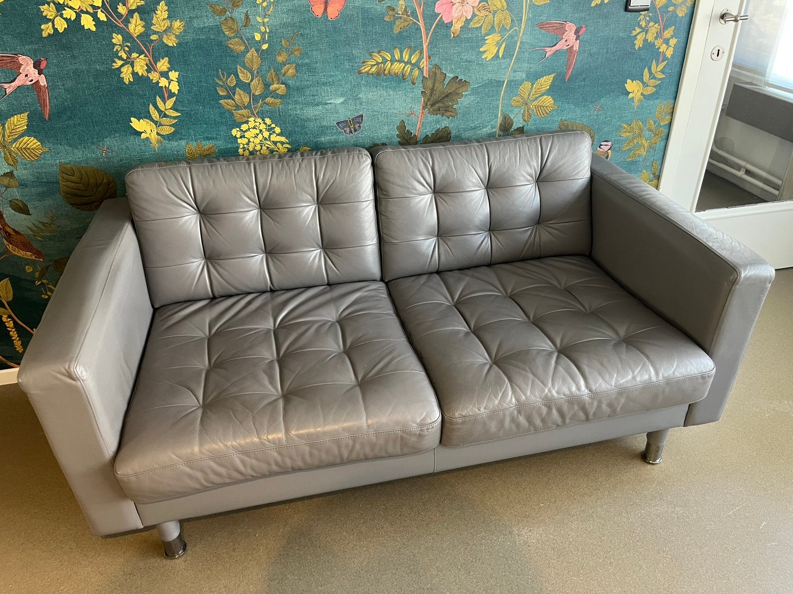Zetel in grijs leder, Maison & Meubles, Canapés | Salons, 75 à 100 cm, Enlèvement, Utilisé, Deux personnes