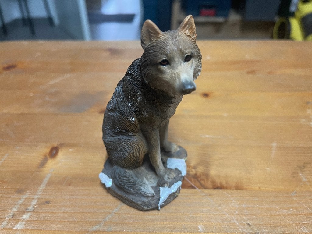 Petite figurine loup couché, Enlèvement, Comme neuf, Animal
