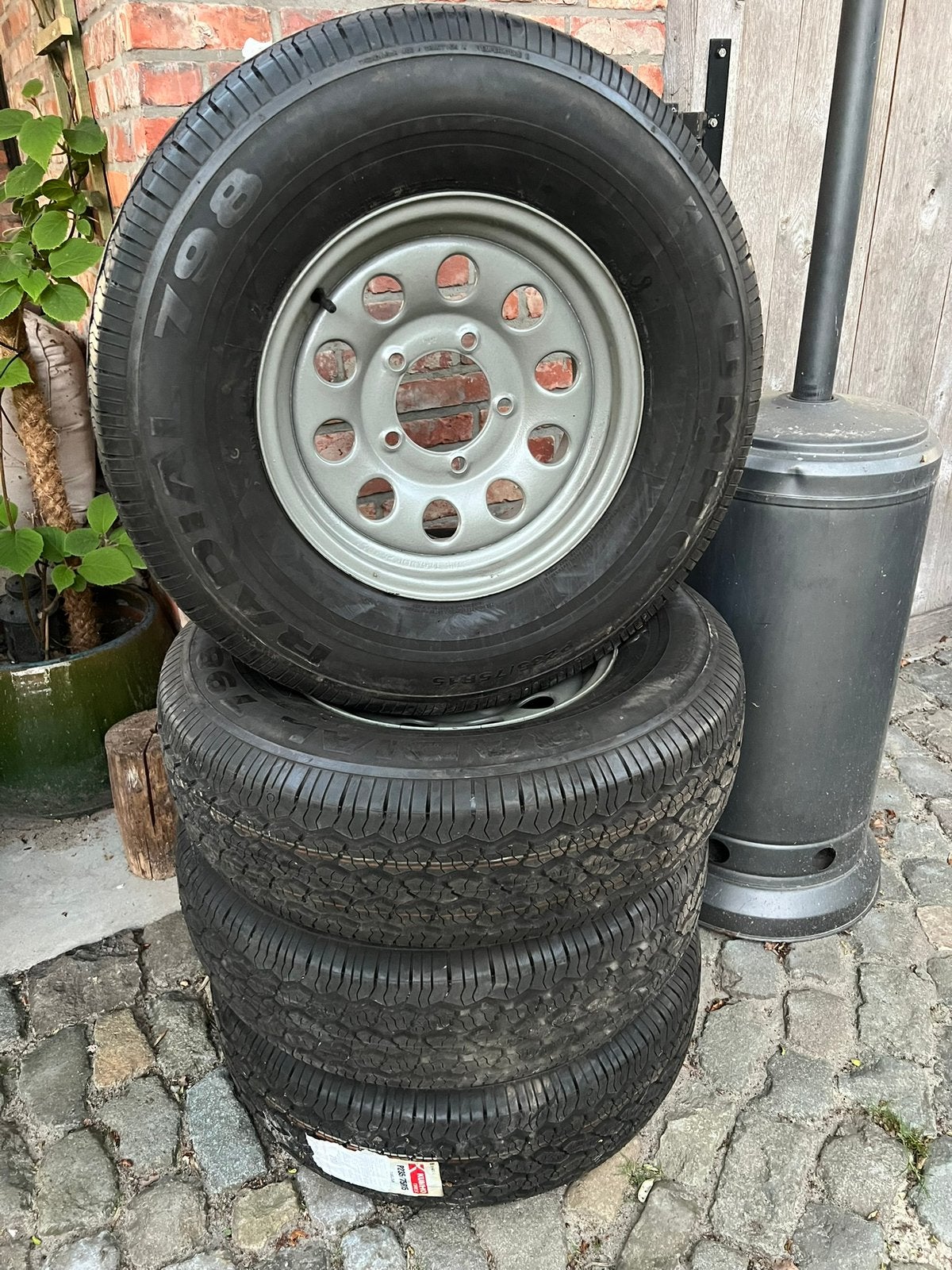 Jantes Suzuki 5x139.7 avec pneus A/T à l'état neuf, Autos : Pièces & Accessoires, Neuf, 15 pouces, Pneus et Jantes, 4 Saisons