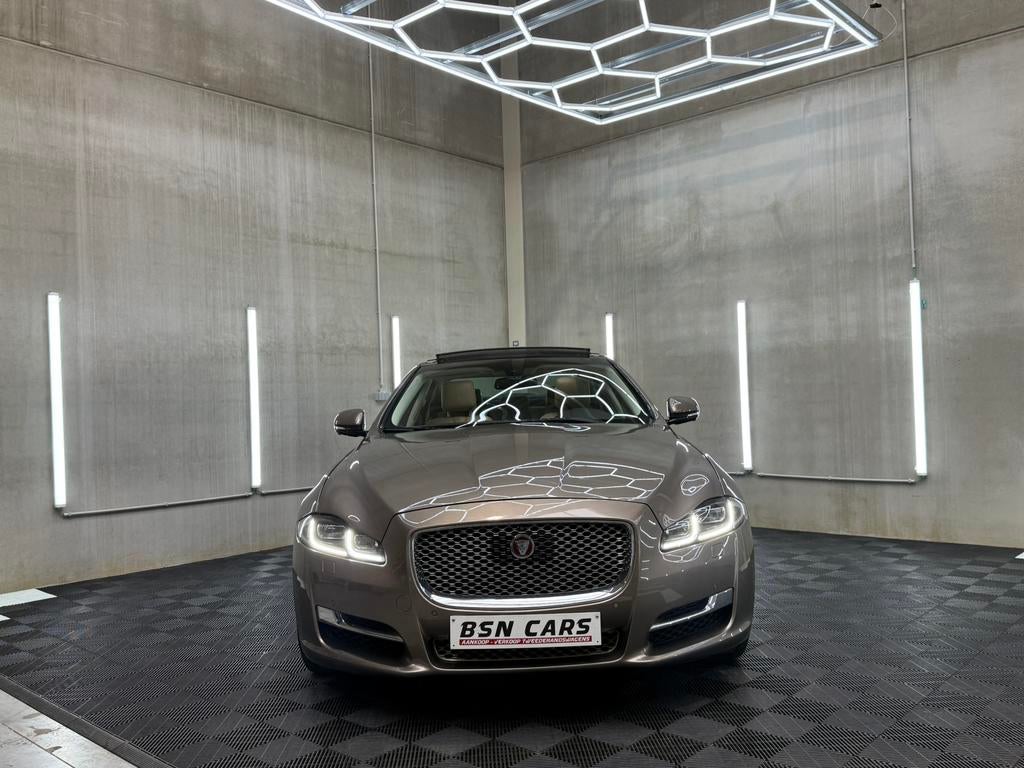 JAGUAR XJ/3.0/LUXURY/PANO/360/MERIDIAN/MEMORY/FULL/GARANTIE, Auto's, Jaguar, Automaat, Achterwielaandrijving, 2993 cc, Zilver of Grijs
