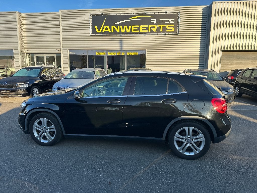 Mercedes GLA 180, 1.6 benzine AUTOMAAT!   PANO + OPEN DAK, Auto's, 4 cilinders, Leder en Stof, Zwart, Bedrijf