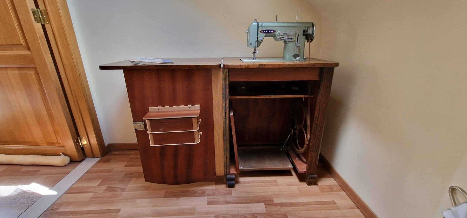 Naaimachine met voetpedaal in kast, Antiek en Kunst, Antiek | Naaimachines, Ophalen
