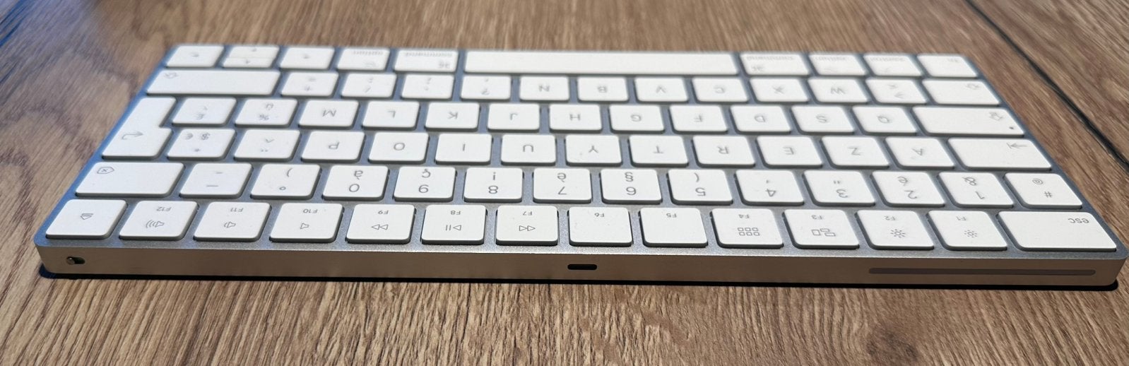 Clavier Apple Magic Keyboard (AZERTY) en parfait état + acce, Enlèvement ou Envoi, Azerty, Comme neuf, Plug-and-play