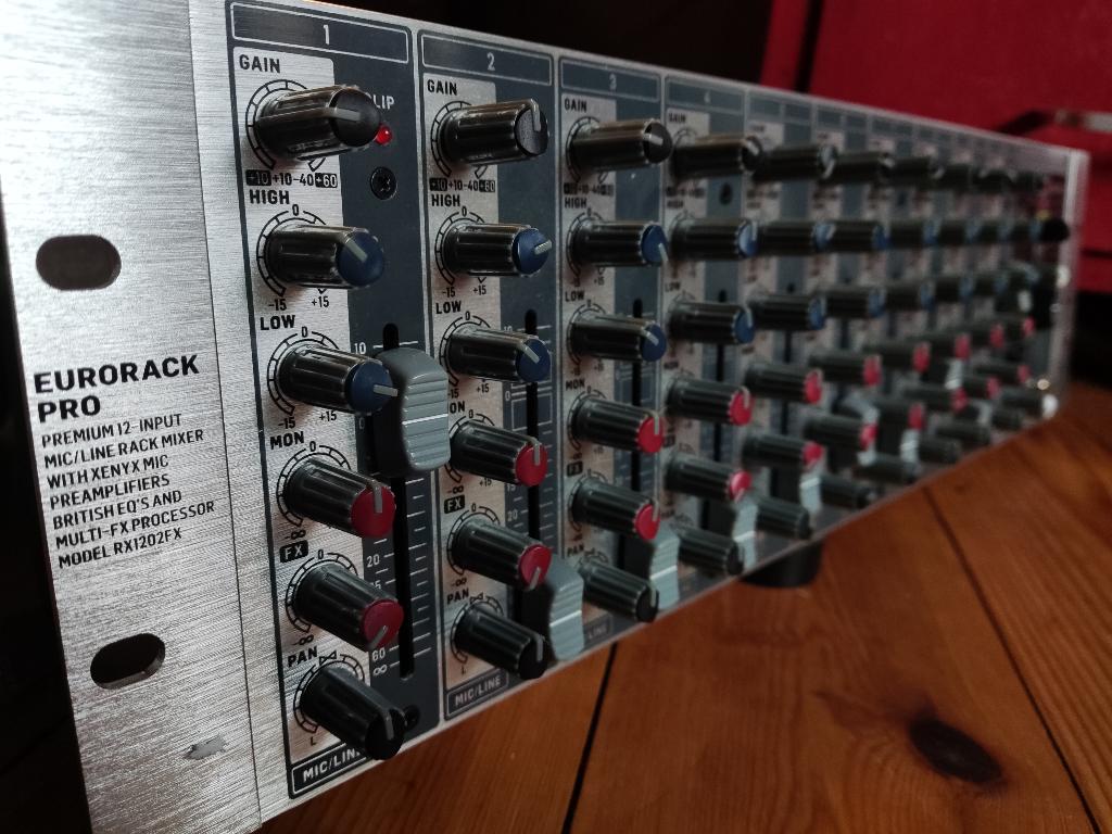 Table de Mixage 12 canaux | Behringer Eurorack  RX1202FX V2, Enlèvement, Comme neuf, 10 à 20 canaux, Entrée micro