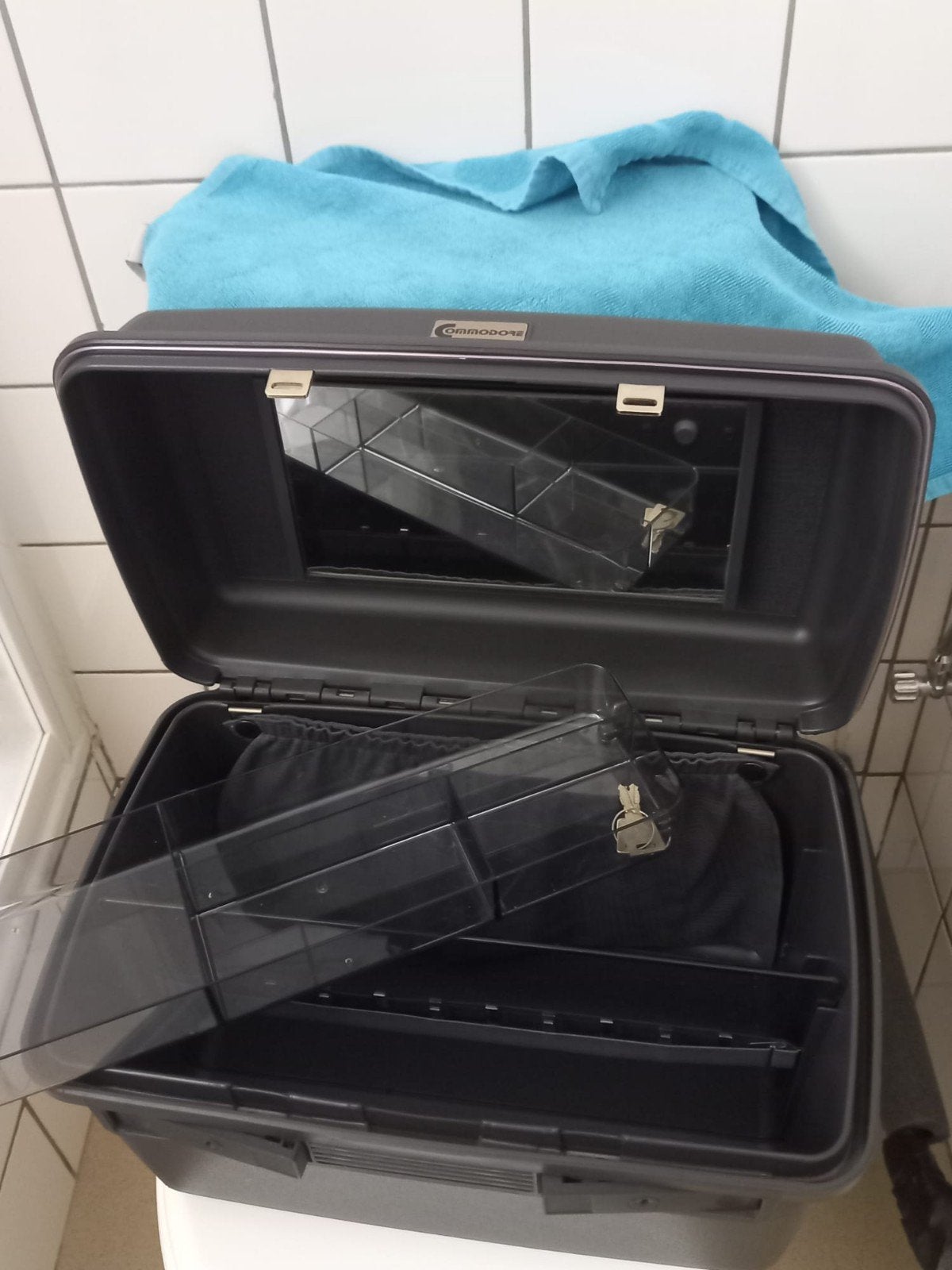 Beautycase + 2 sleutels erbij 25€
Beautycase inclusief 2sl., Bijoux, Sacs & Beauté, Boîtes de maquillage & Beauty case, Enlèvement