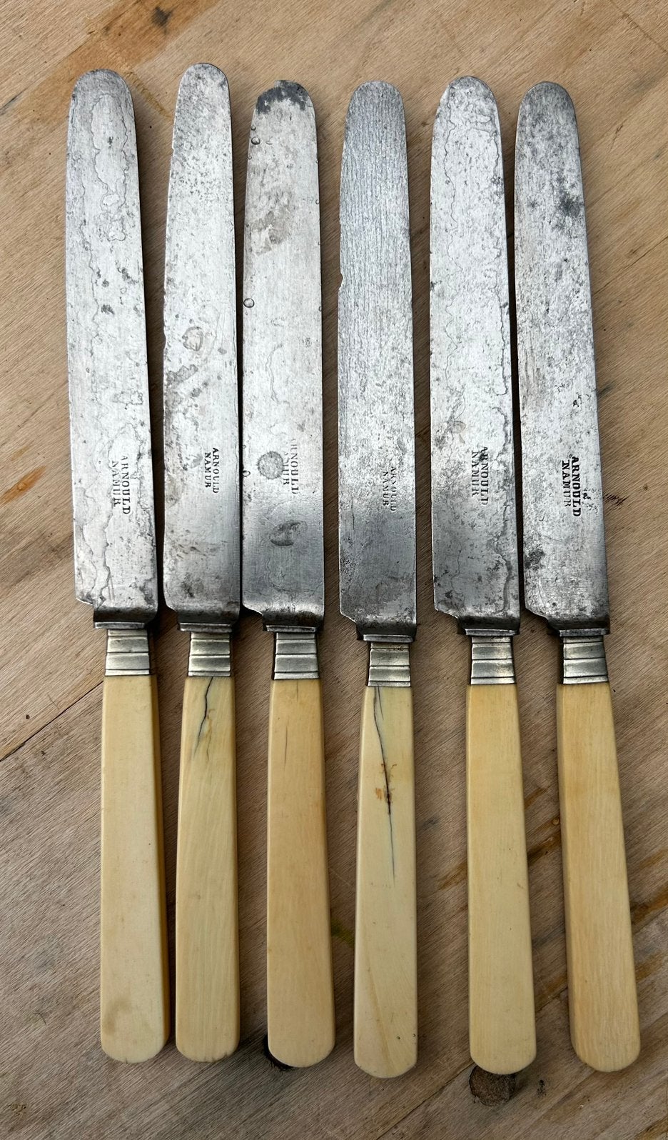 6 couteaux belges anciens — Arnould Namur, Enlèvement