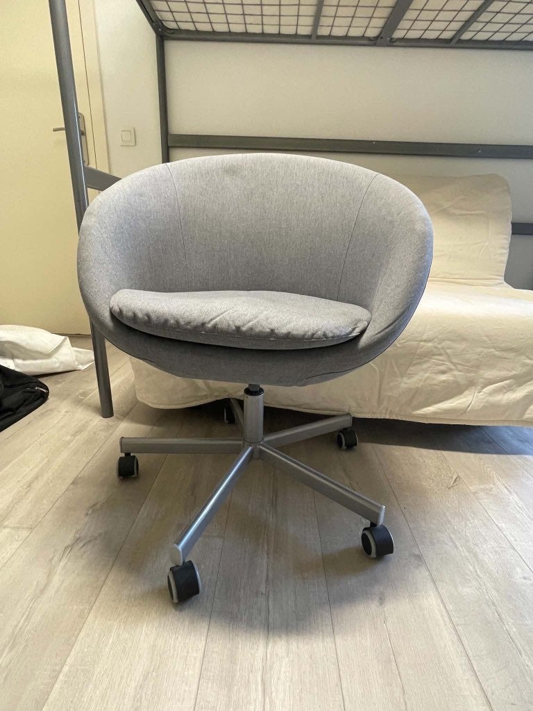 Chaise de bureau IKEA SKRUVSTA grise – pivotante & roulettes, Maison & Meubles, Enlèvement, Utilisé, Gris, Chaise de bureau