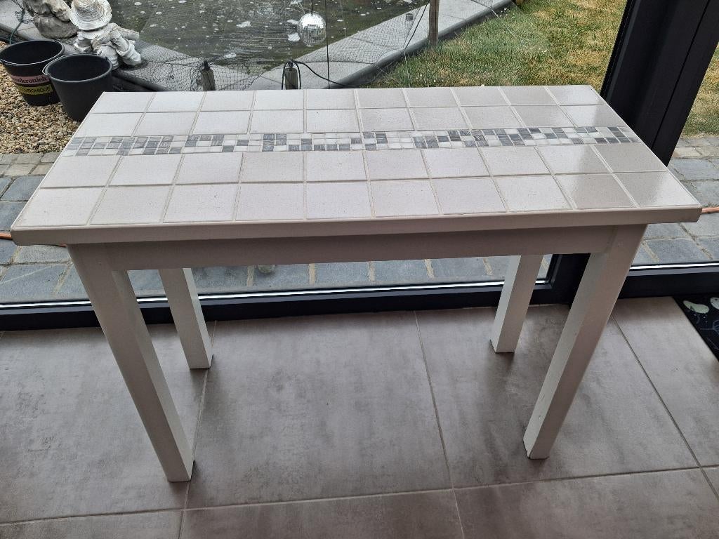 mooie en stevige bijzet tafel met tegels bovenop (zwaar), Ophalen, Zo goed als nieuw