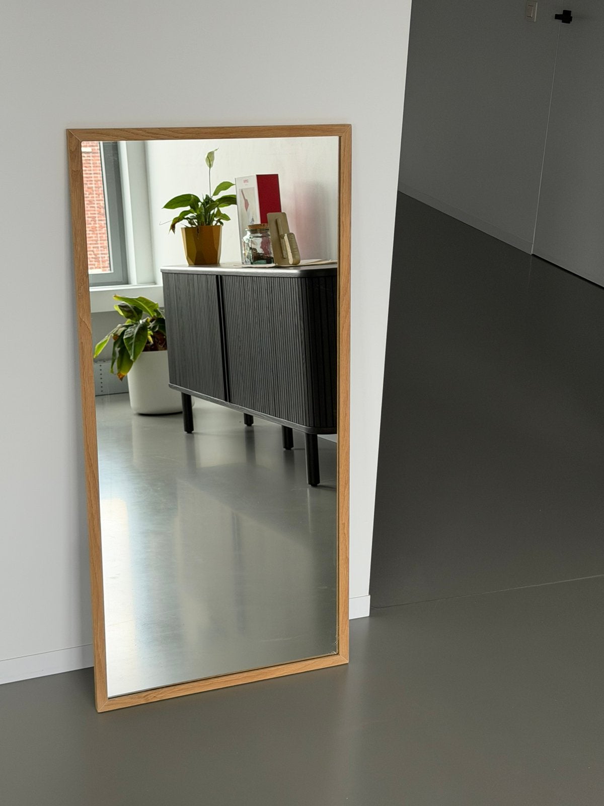 Spiegel in eikenhout modern, Huis en Inrichting, Woonaccessoires | Spiegels, Ophalen, Zo goed als nieuw