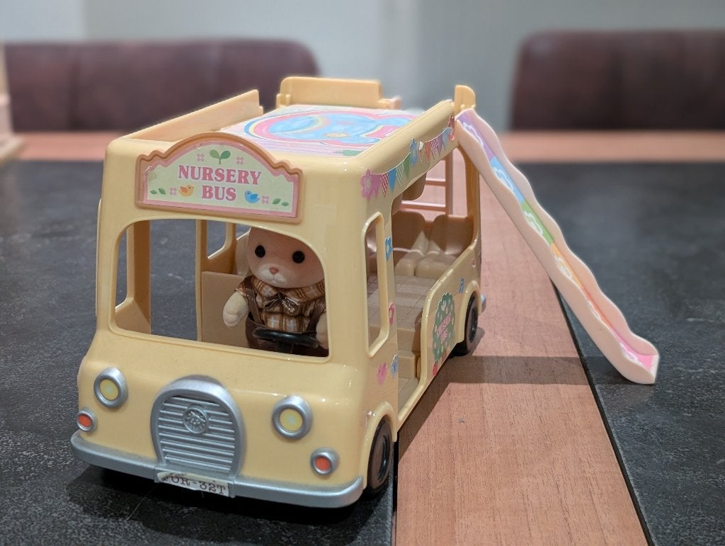 Sylvanian Families — Kinderdagbus met glijbaan + personage, Kinderen en Baby's, Ophalen of Verzenden, Zo goed als nieuw, Poppenhuispop