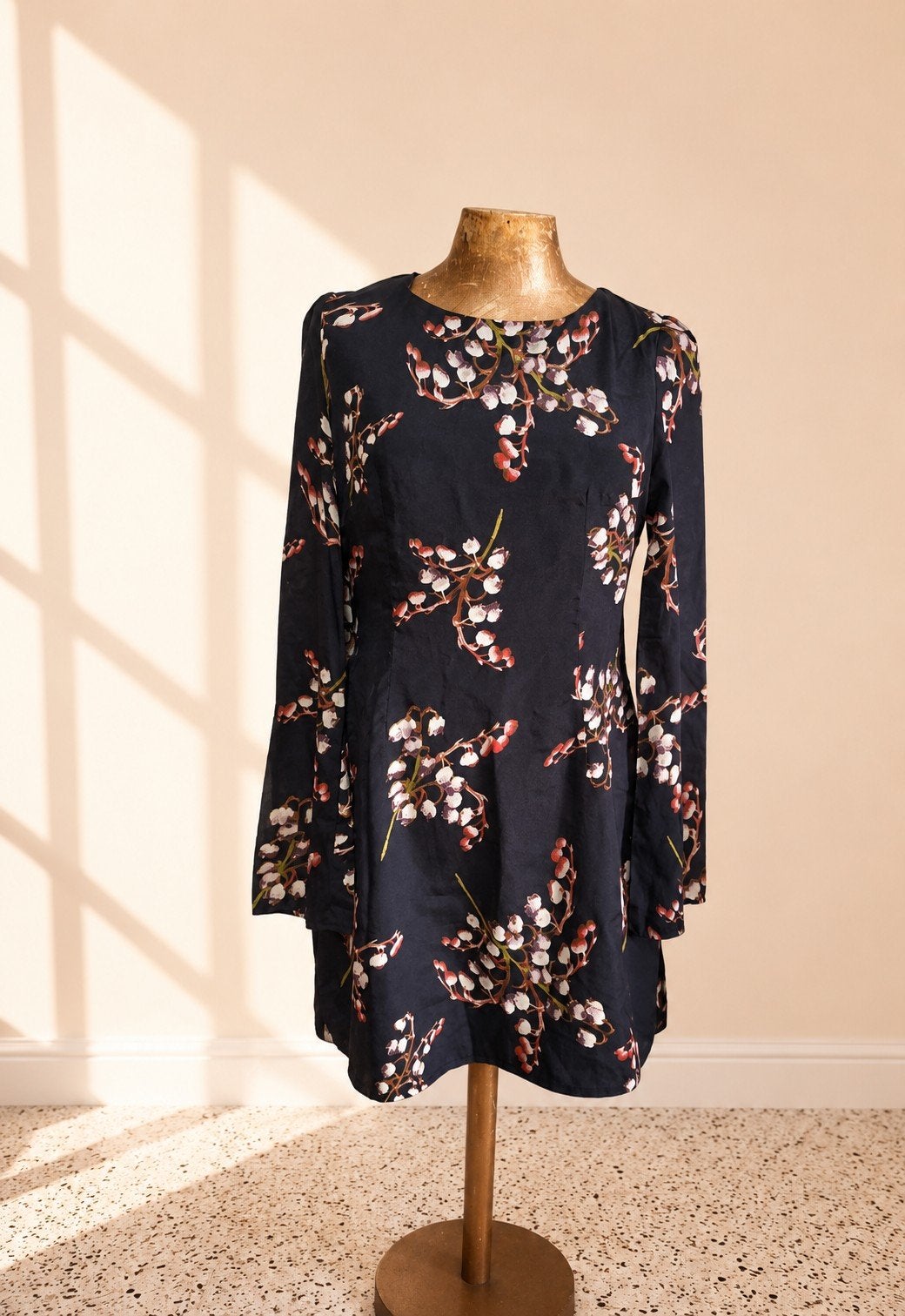 Superbe robe fleurie Dos nu fleurie Miss Miss TS36, Enlèvement ou Envoi, Taille 36 (S), Longueur genou, Noir