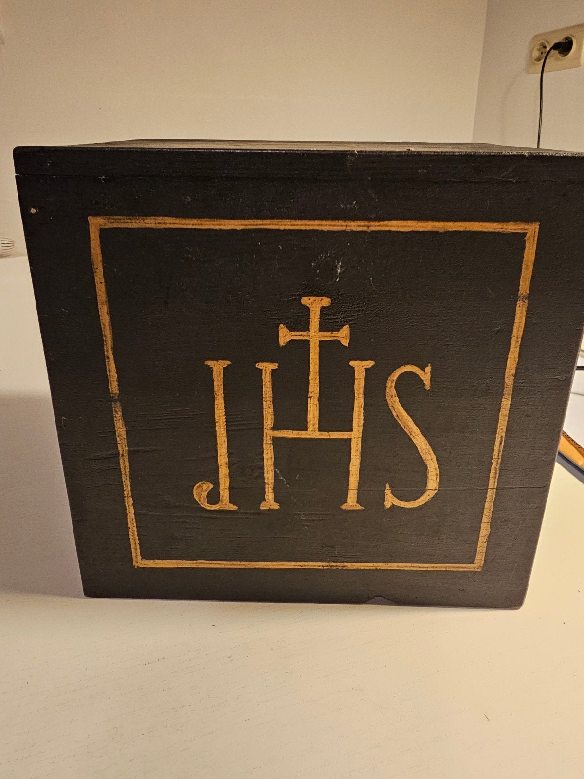 zwarte houten kist met JHS-monogram en kruis, Antiek en Kunst, Ophalen of Verzenden
