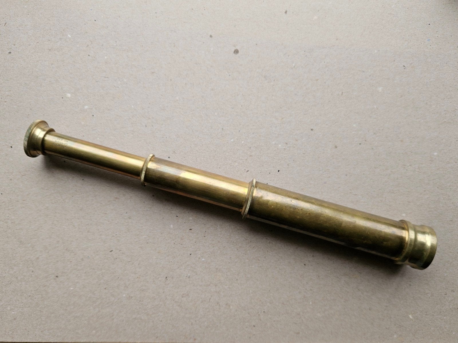 Antieke messing telescoop (spyglass), Ophalen
