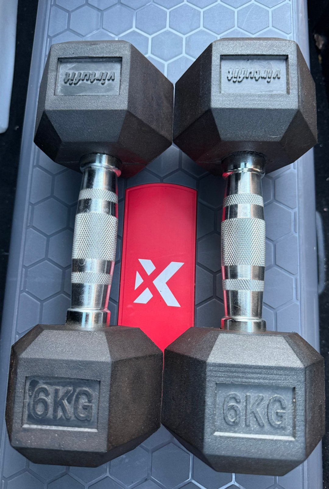 Hexagonale dumbbells – 2 x 6kg, Sports & Fitness, Enlèvement, Utilisé, Bras, Haltère