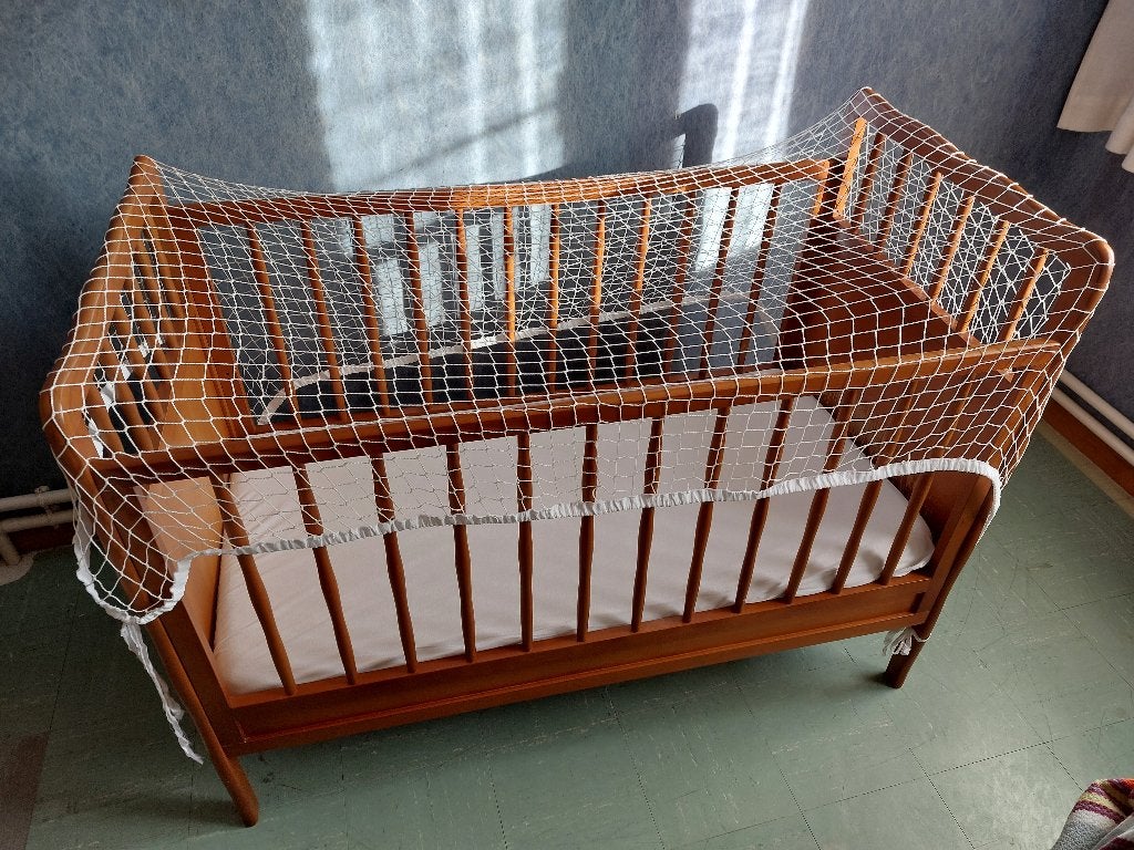 Houten kinderbedje met matras,matrasbeschermer en hoeslaken, Ophalen, Gebruikt, Minder dan 140 cm, Matras