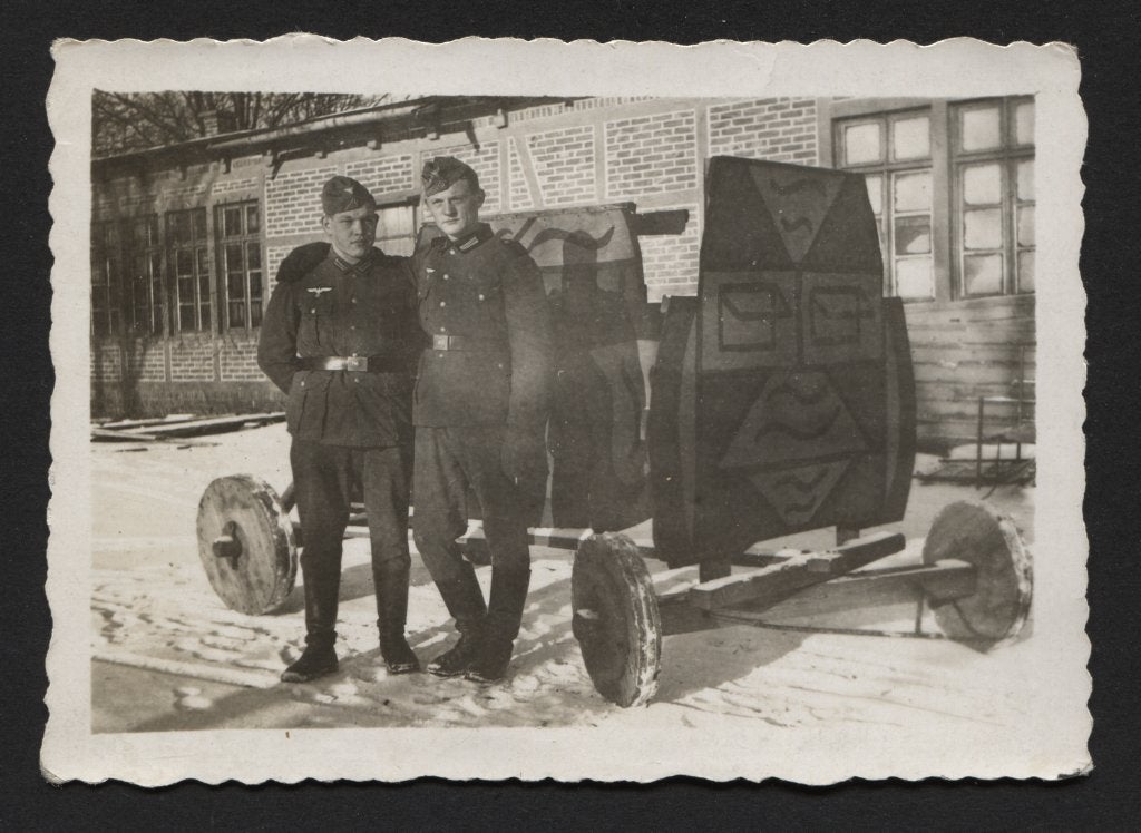 WOII foto: Eén van de allereerste modellen Panzerattrappes, Verzamelen, Militaria | Tweede Wereldoorlog, Verzenden, Landmacht