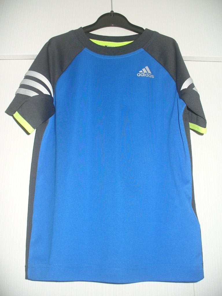 T-shirt Adidas Climacool maat 116, Kinderen en Baby's, Adidas, Sport- of Zwemkleding, Ophalen of Verzenden, Zo goed als nieuw