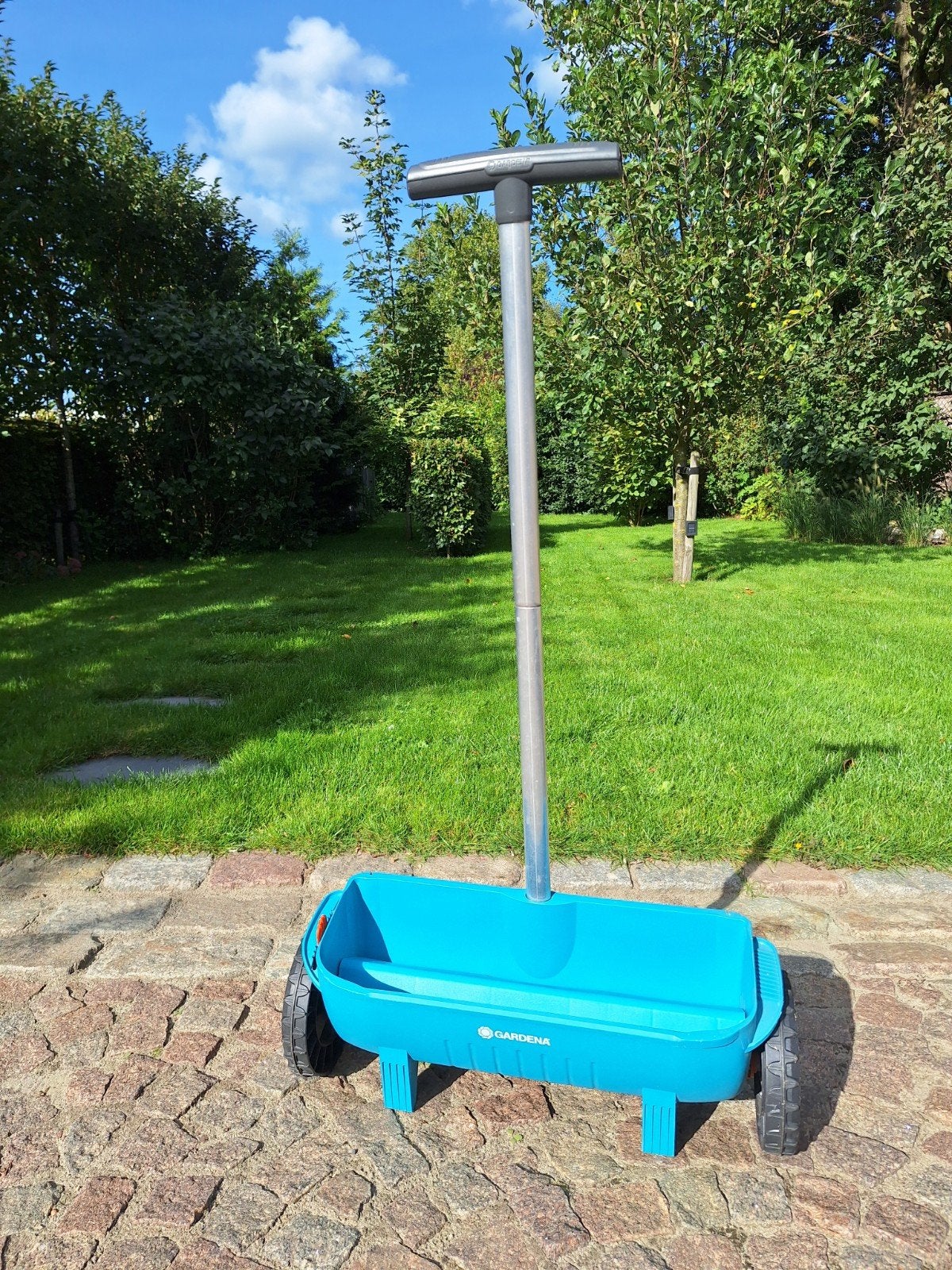 Strooiwagen Gardena, Ophalen