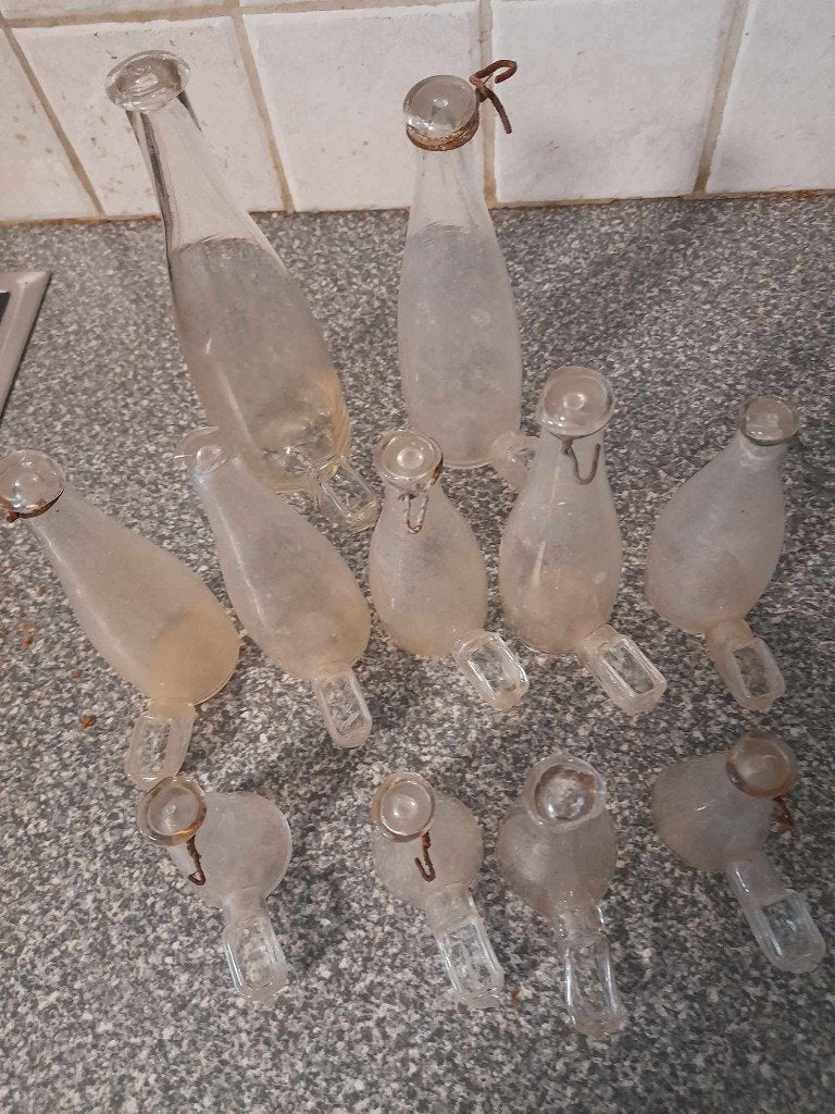 9 oude glazen vogeldrinkflesjes, Ophalen of Verzenden, Gebruikt