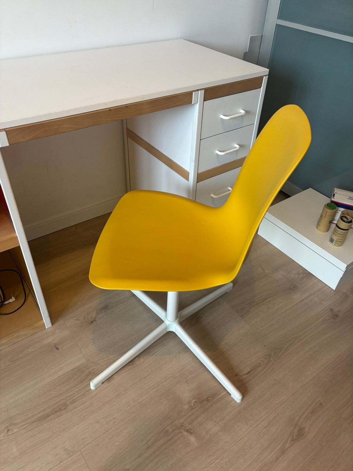 IKEA LEIFARNE / BALSBERGET bureaustoel – Geel/Wit, Ophalen, Geel, In hoogte verstelbaar, Zo goed als nieuw