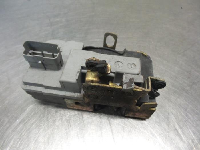 Serrure portière mécanique 2portes gauche d'un Peugeot 206, -, 3 mois de garantie, Utilisé, -
