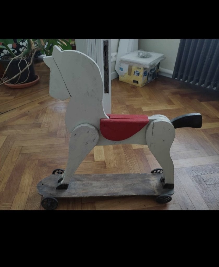 Cheval de bois ancien, Enlèvement