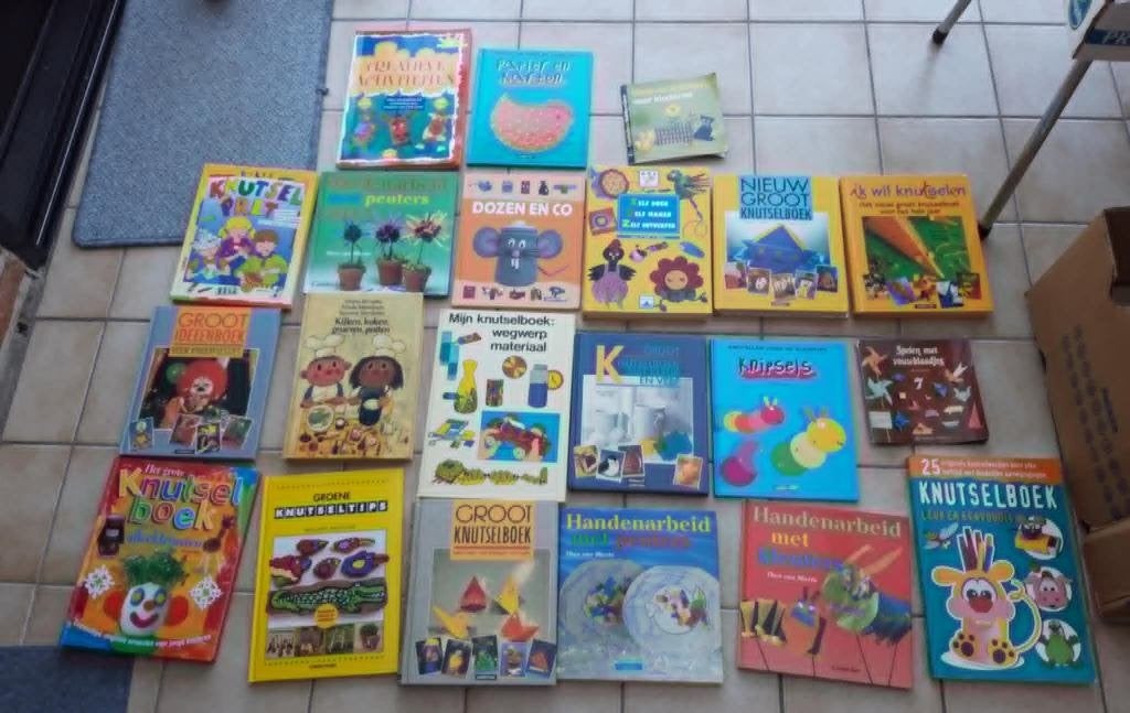Doos met 21 kinderknutselboeken / hobbyboeken, Livres, Loisirs & Temps libre, Utilisé, Scrapbooking et Bricolage, Convient aux enfants