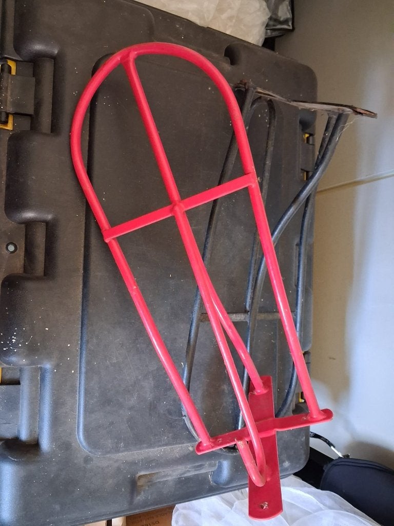 2 metalen zadelsteunen (rood en zwart), Animaux & Accessoires, Chevaux & Poneys | Autres trucs de cheval, Enlèvement ou Envoi