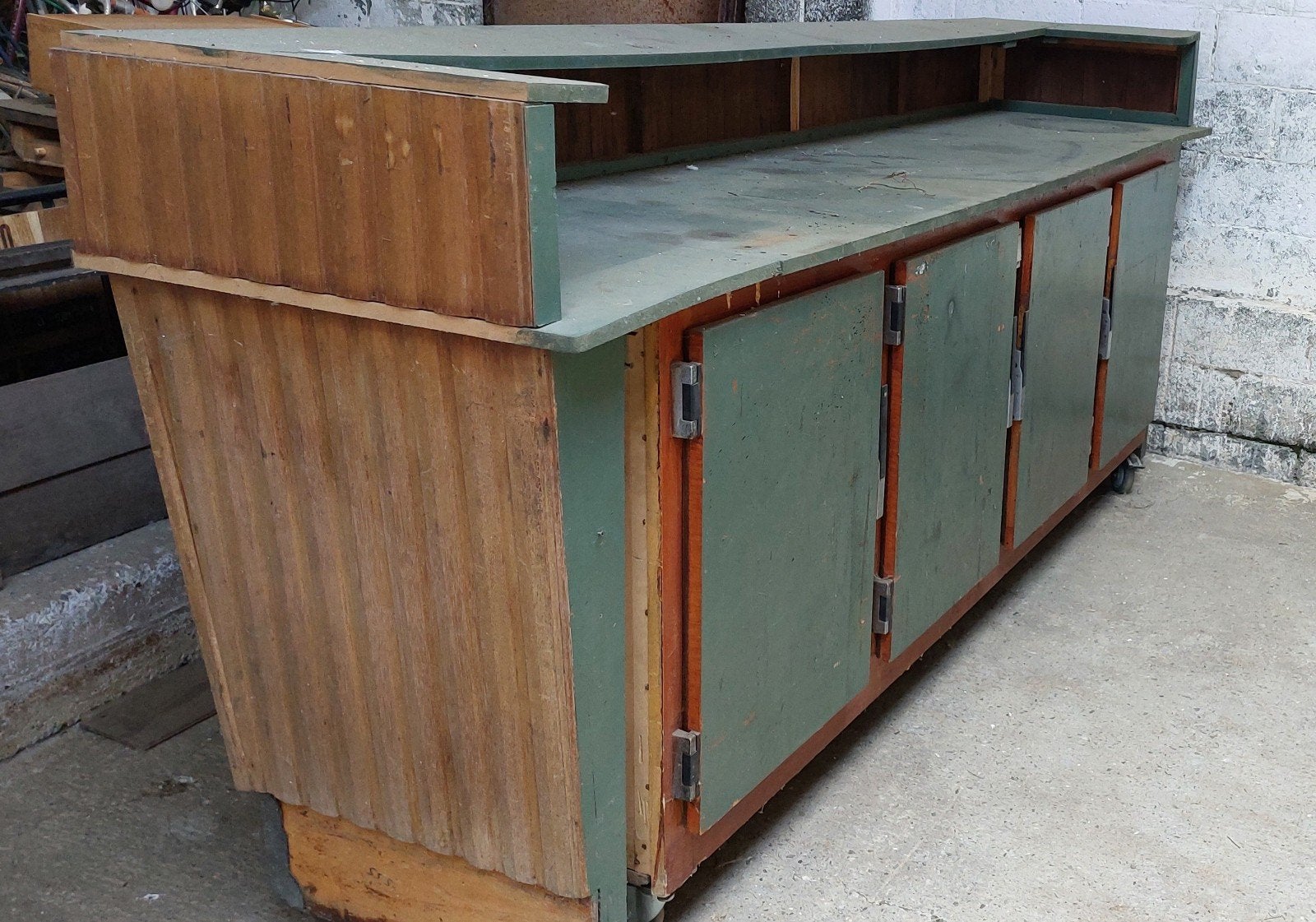 Ancien comptoir à restauré, Enlèvement