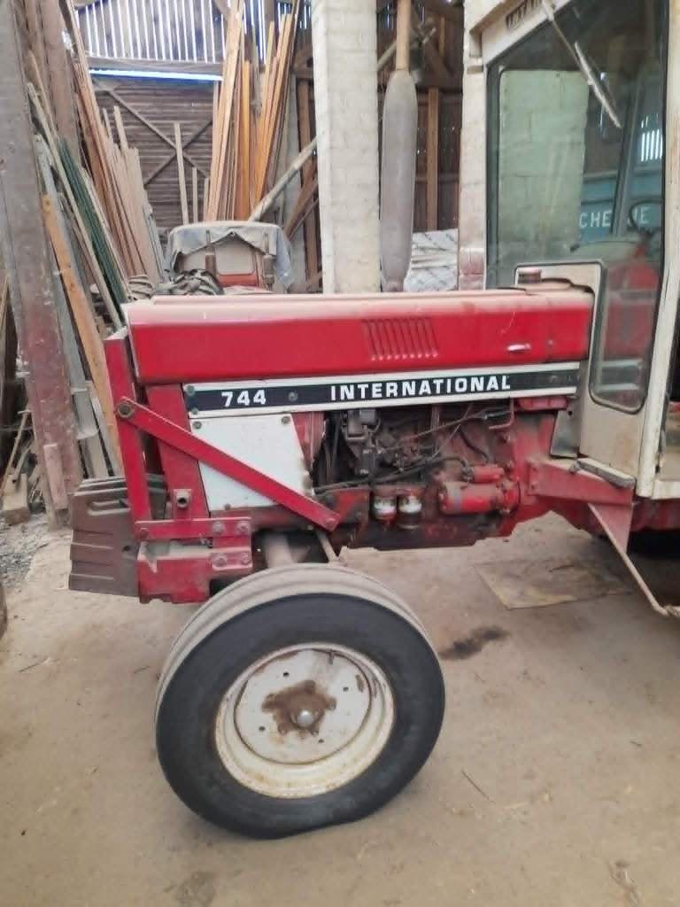 Tracteur 744 International, Articles professionnels, Agriculture | Tracteurs, Jusqu'à 80 ch, Case IH, Enlèvement, Utilisé