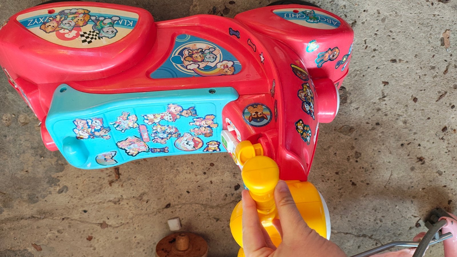 scooter met stickers, Ophalen