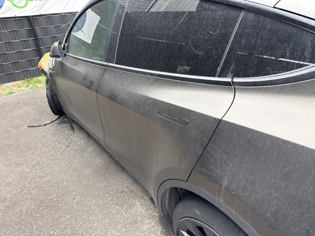 PORTIER LINKS ACHTER Tesla Model Y (5YJY) (01-2019/01-2025), Germany_Sales@tesla.com, Gebruikt, Achter, Ludwig-Prandtl-Straße 27 - 29
12526  Berlin, DE