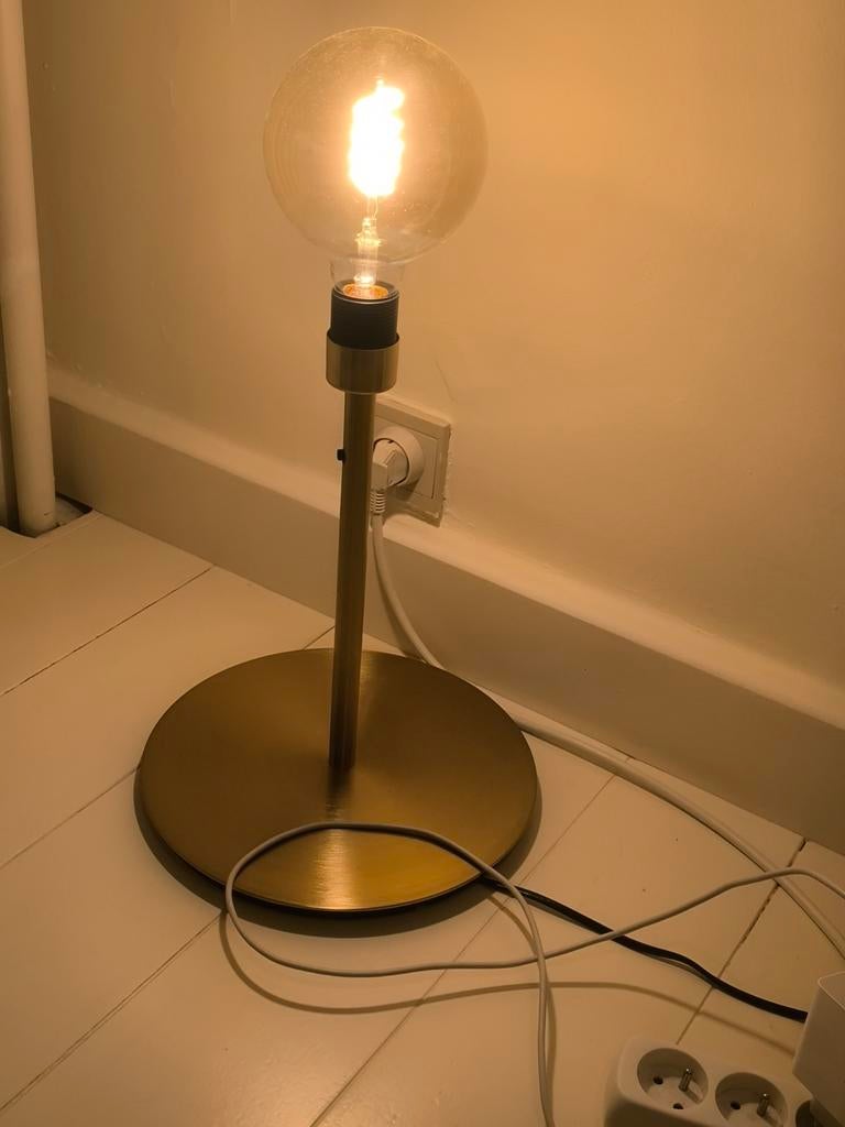 Lampadaire en laiton, Enlèvement