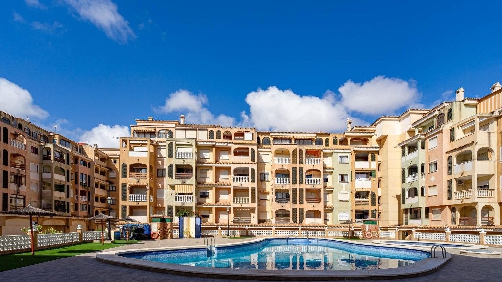 TE KOOP — Appartement met 2 slaapk en zwembad in Torrevieja, Torrevieja, Spanje, 2 kamers, Stad