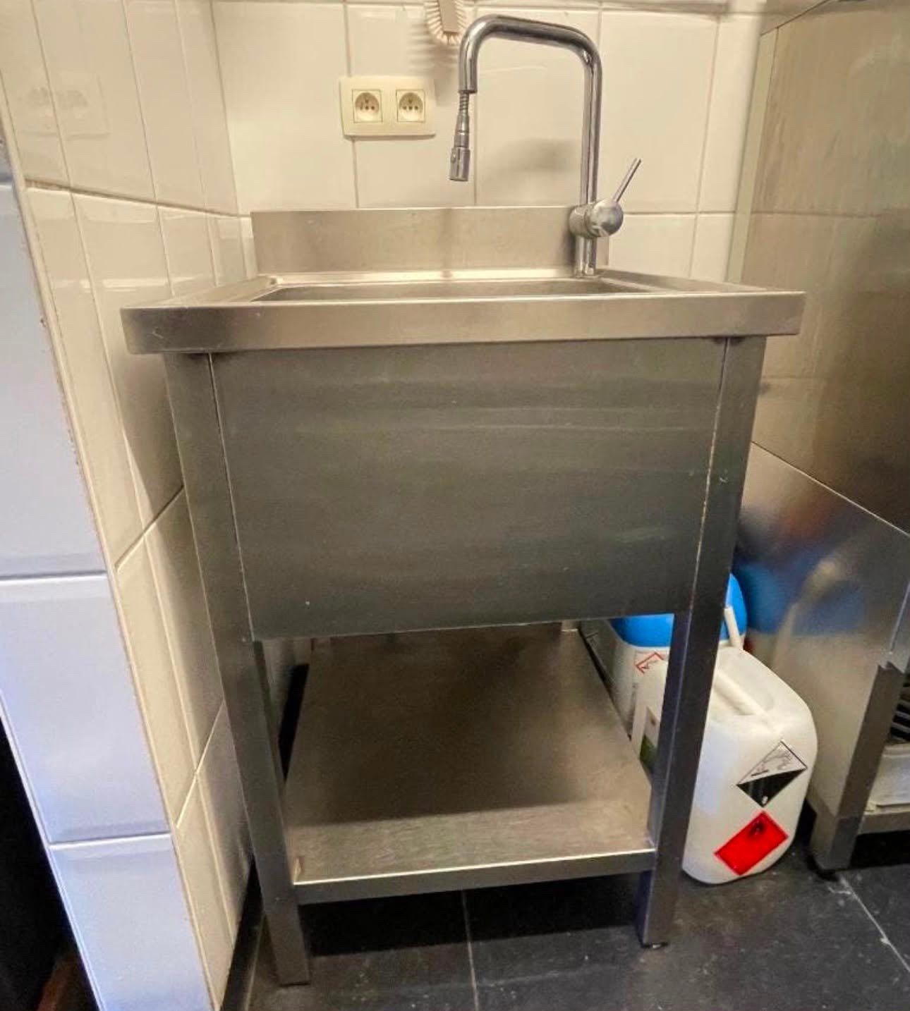 Enkele spoelbak met kraan, Ophalen