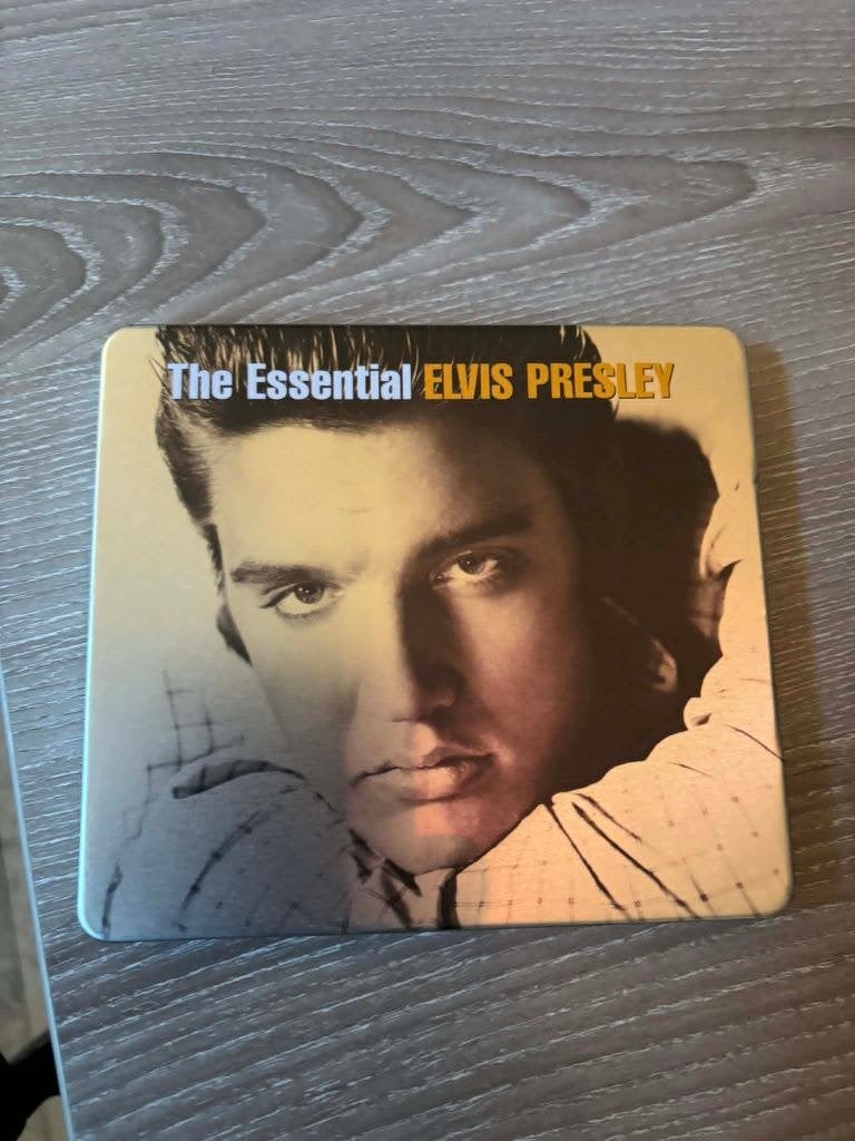 Elvis dubbel cd, The essential Elvis presley, tin case,, Comprend un boîtier, Enlèvement ou Envoi, Rock 'n' roll, Comme neuf