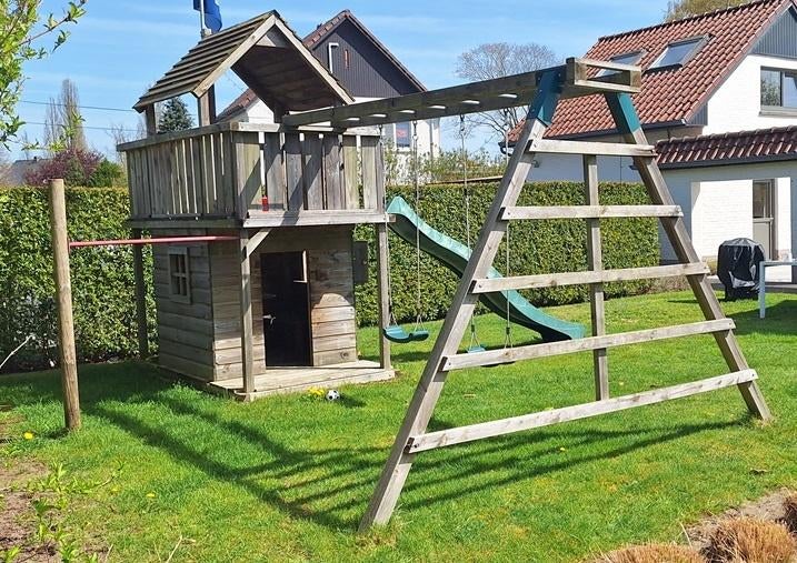 Speelhuis met apenbrug, glijbaan, schommels,..., Ophalen, Gebruikt, Hout