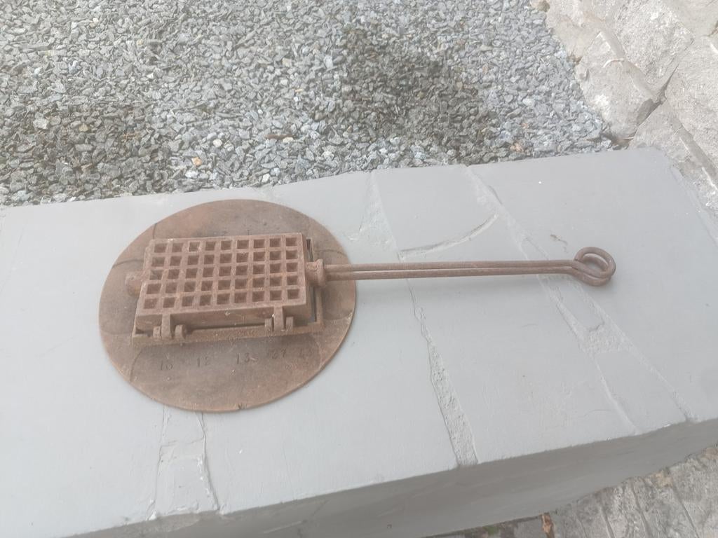 Gietijzeren wafelijzer met bijhorende draaischijf, Antiek en Kunst, Ophalen