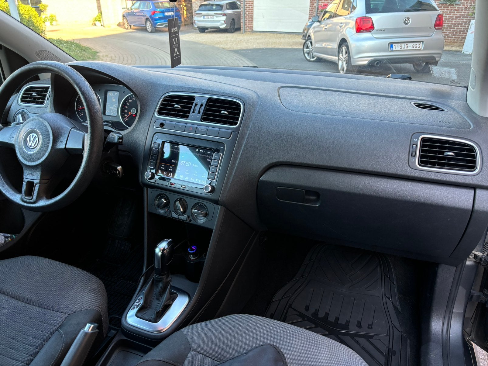 WV POLO AUTOMATIQUE ESSENCE 146.000 KM, Autos : Divers, Autoradios, Enlèvement ou Envoi, Comme neuf