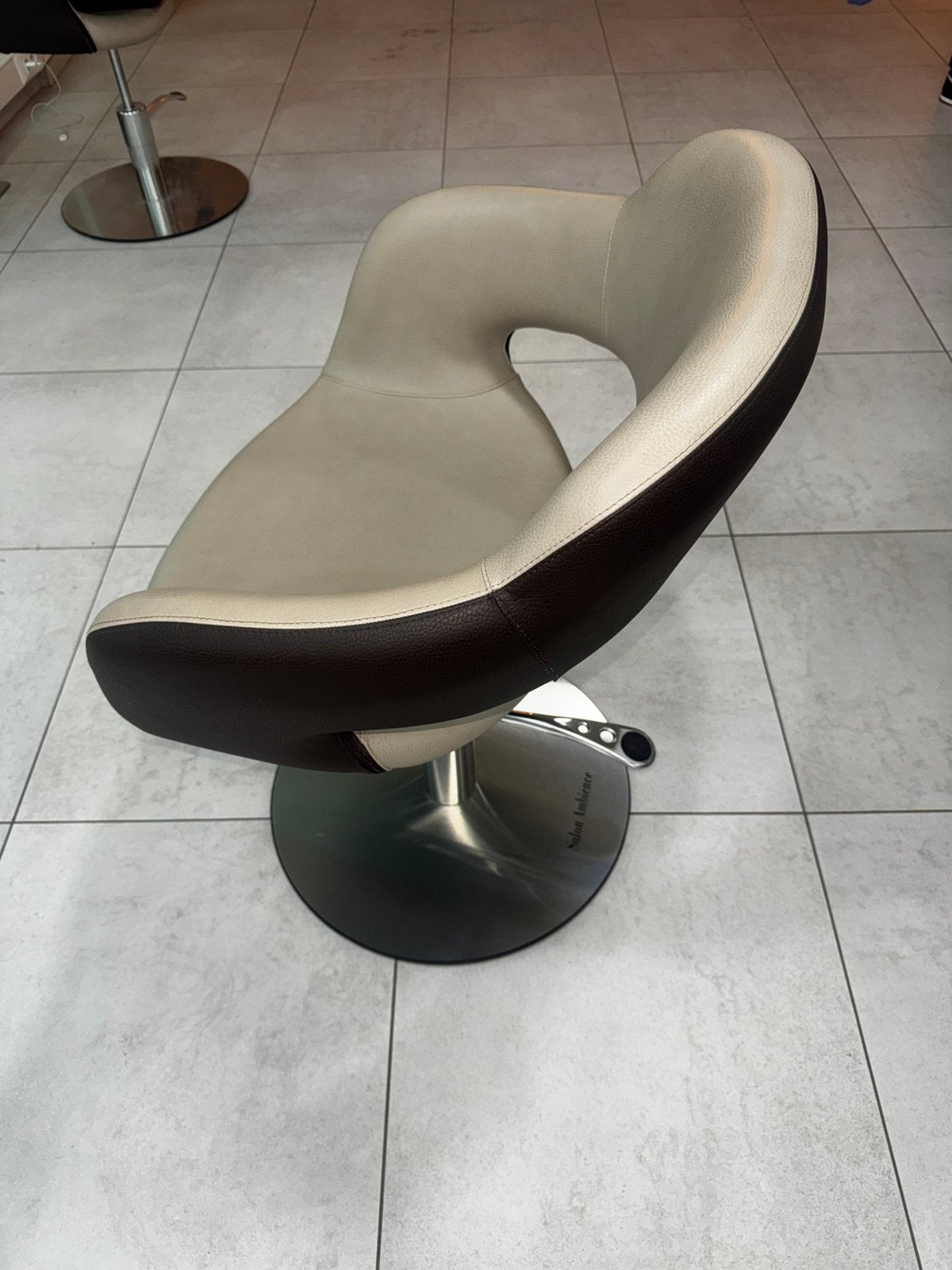 5 NIEUWE KAPPERSSTOELEN – SALON AMBIENCE, Diensten en Vakmensen