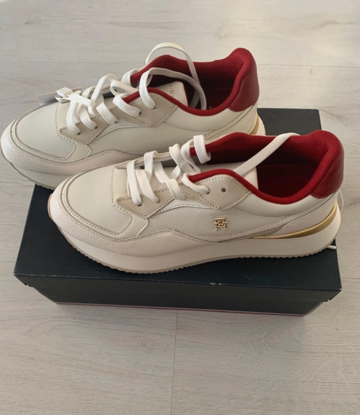 Nieuwe sneakers Tommy Hilfiger maat 40, Kleding | Dames, Schoenen, Wit, Nieuw, Ophalen of Verzenden, Sneakers