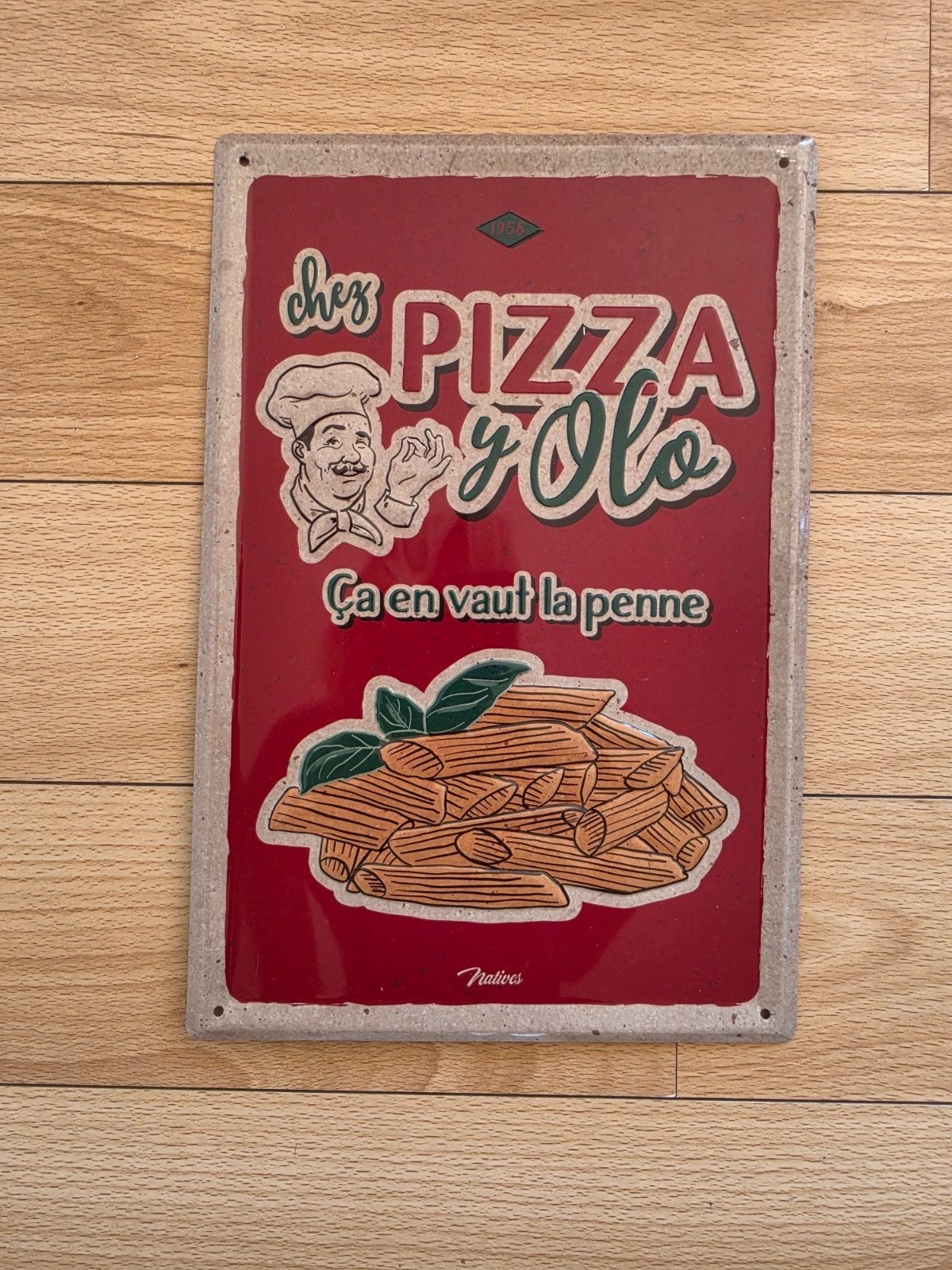 Decoratief metalen wandbord „Chez Pizza & Cie” — 30, Huis en Inrichting, Woonaccessoires | Wanddecoraties, Vintage, Metaal, Ophalen of Verzenden