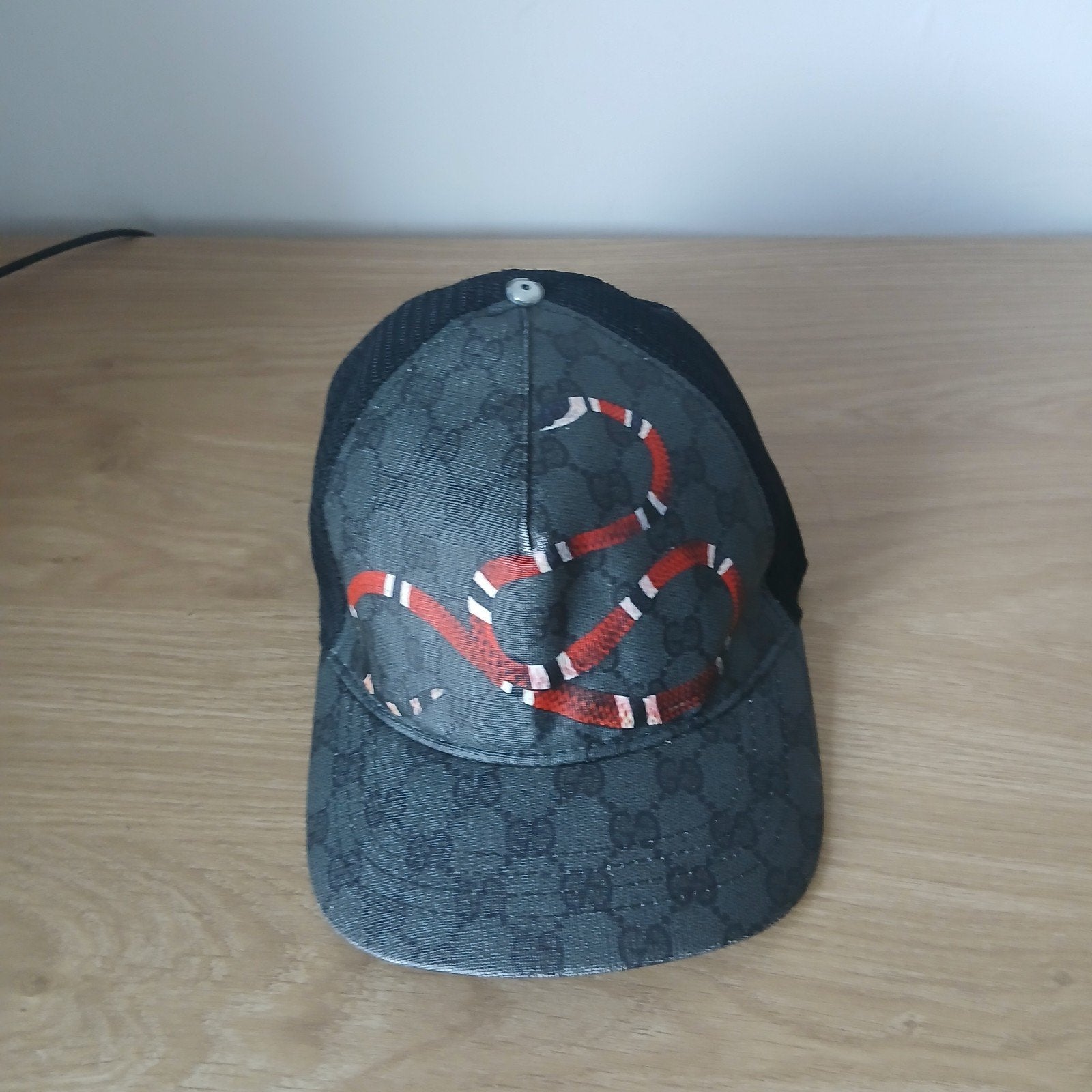 Casquette Gucci, Envoi, Casquette