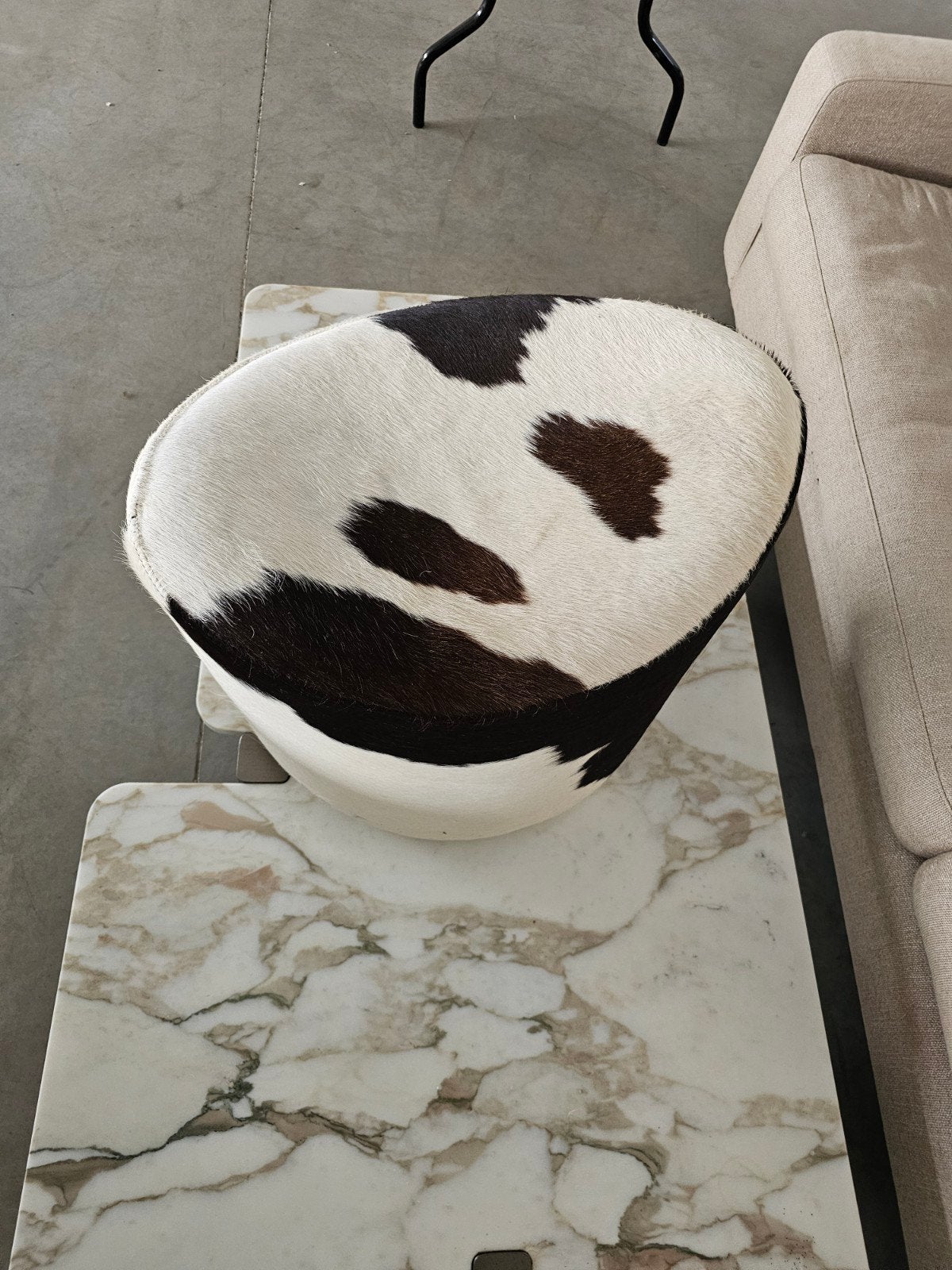 IKEA STOCKHOLM poef – echt koeienleder met haar – design, Campagnard, Comme neuf, Enlèvement, Multicolore
