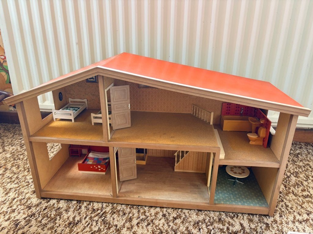 Vintage houten poppenhuis met veel originele meubeltjes, Ophalen, Gebruikt, Poppenhuis