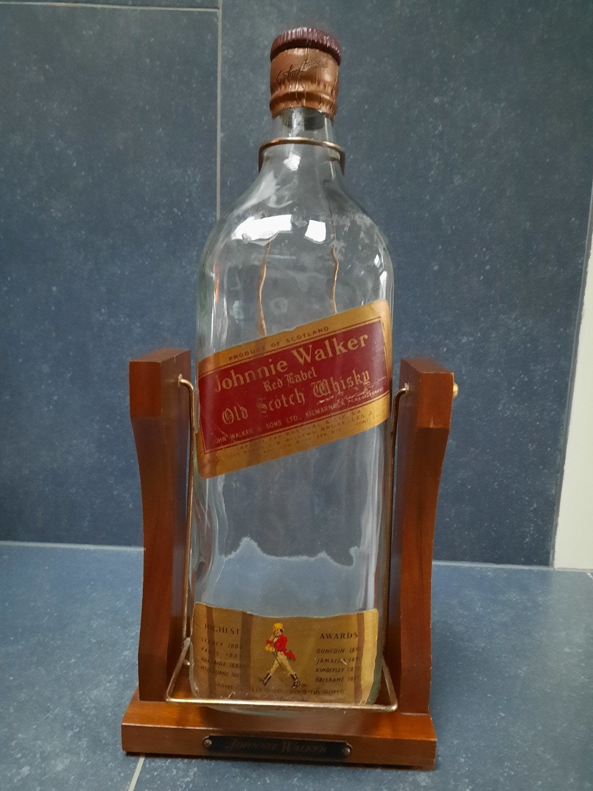 Grote fles Johnnie Walker Red Label in houten staander H48cm, Verzamelen, Ophalen of Verzenden, Gebruikt, Overige typen