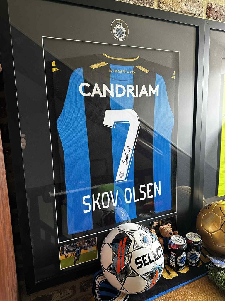 Skov olsen signed framed shirt, Enlèvement, Comme neuf