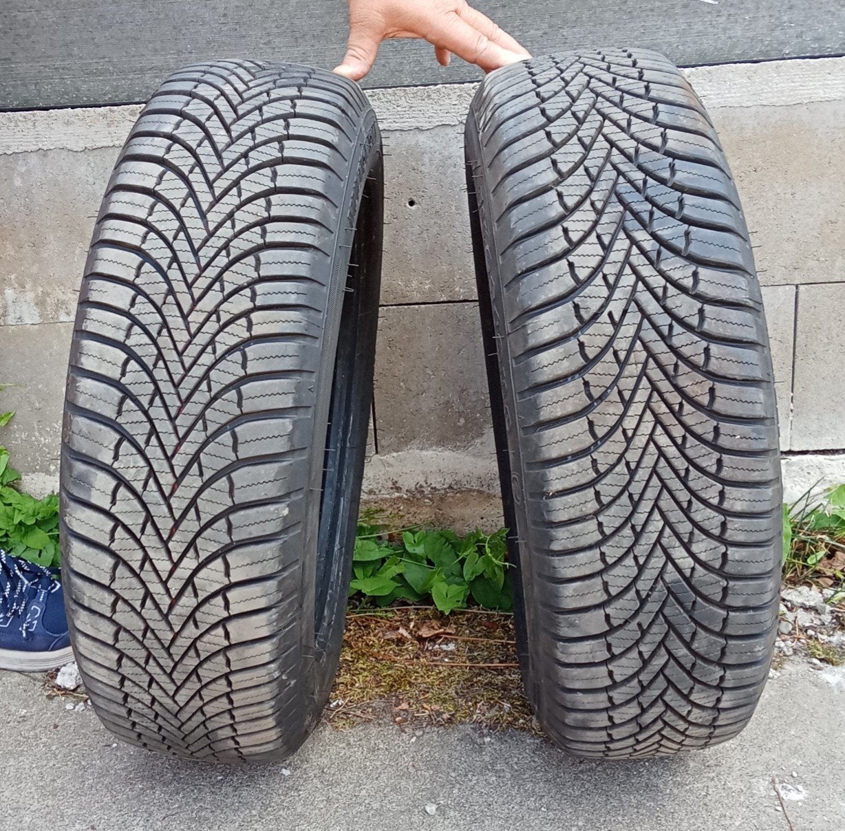 2 nouveaux pneus 100€ 175/65 R 15, 15 pouces, 4 Saisons, Pneu(s), Enlèvement