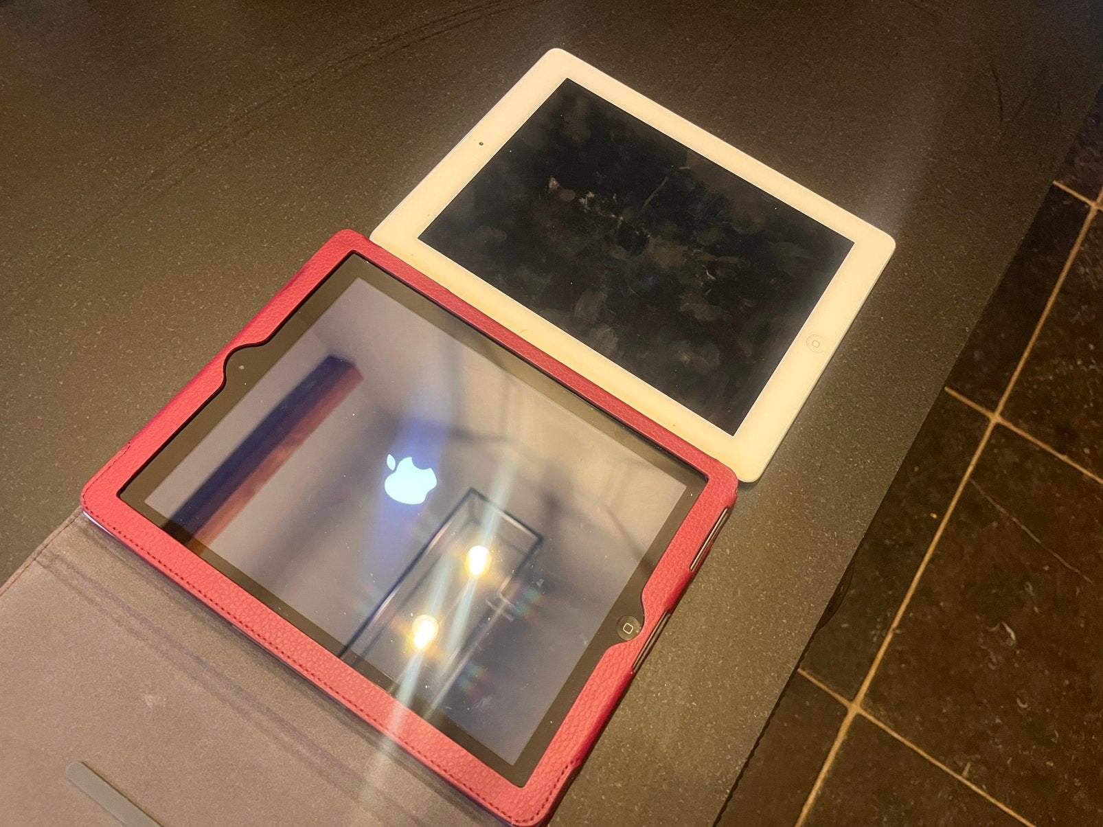 Ipads 2 x stuks + lader + hoes editie 2011, Enlèvement, Comme neuf